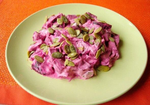 Rote -Bete -Salat mit Kürbissamensparungen vor Prostatitis
