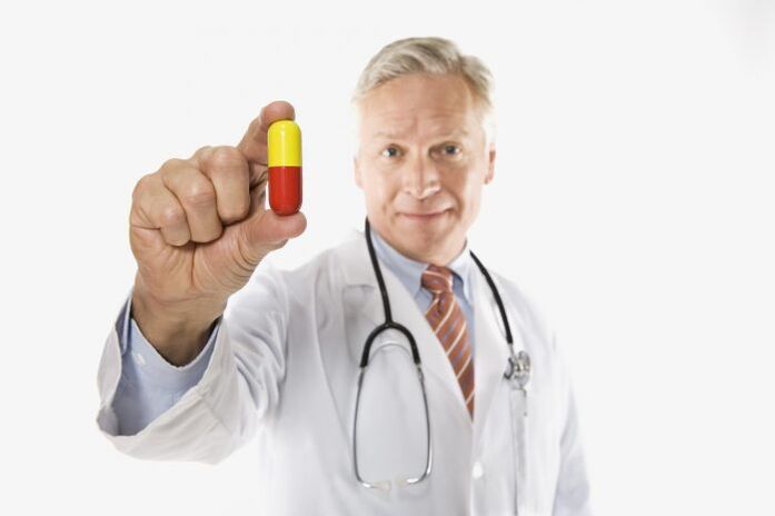 Der Arzt bietet Medikamente gegen Prostatitis an